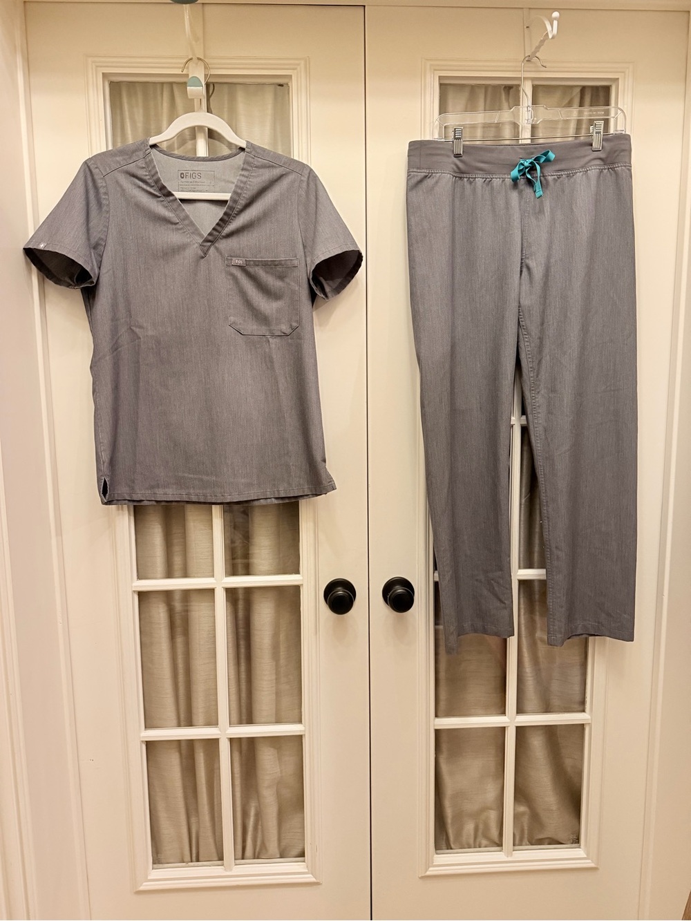 SMALL Top MEDIUM PETITE Bottoms Graphite Grey Women’s Figs Scrub Top EUC